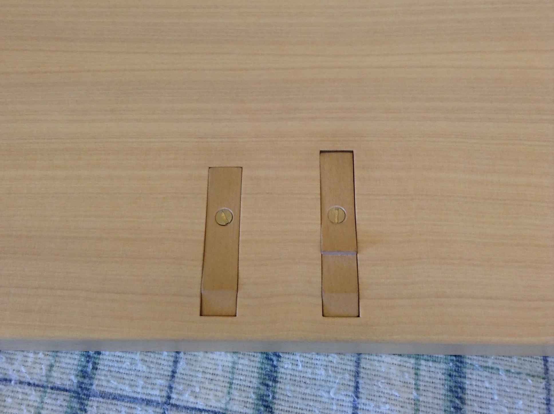  A built-in stop for the left door 